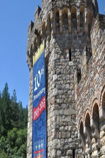 Castello Di Amorosa: башня с баннером 10-летия 2007–2017